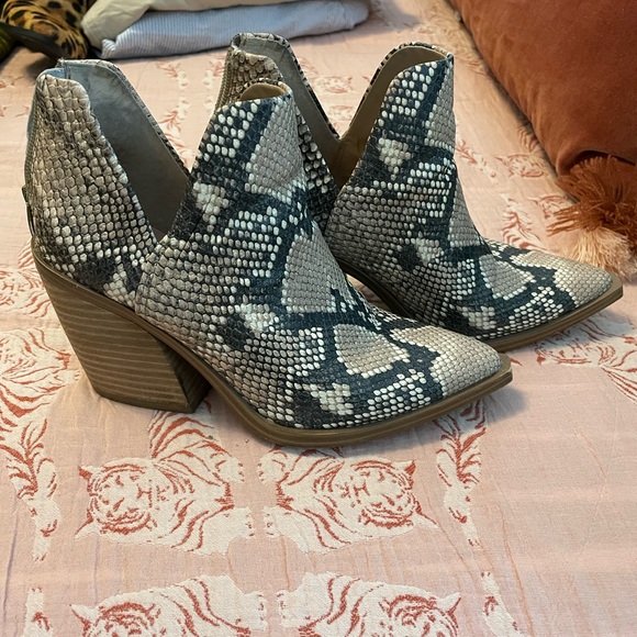 Steve Madden Shoes - Steve Madden Snake Booties Size 5